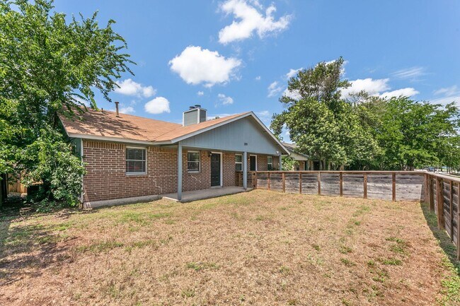 2011 E Stassney Ln in Austin, TX - Building Photo - Building Photo