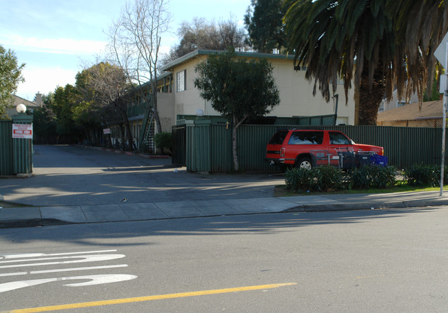 Camino Palms Apartments in Mountain View, CA - Building Photo - Building Photo