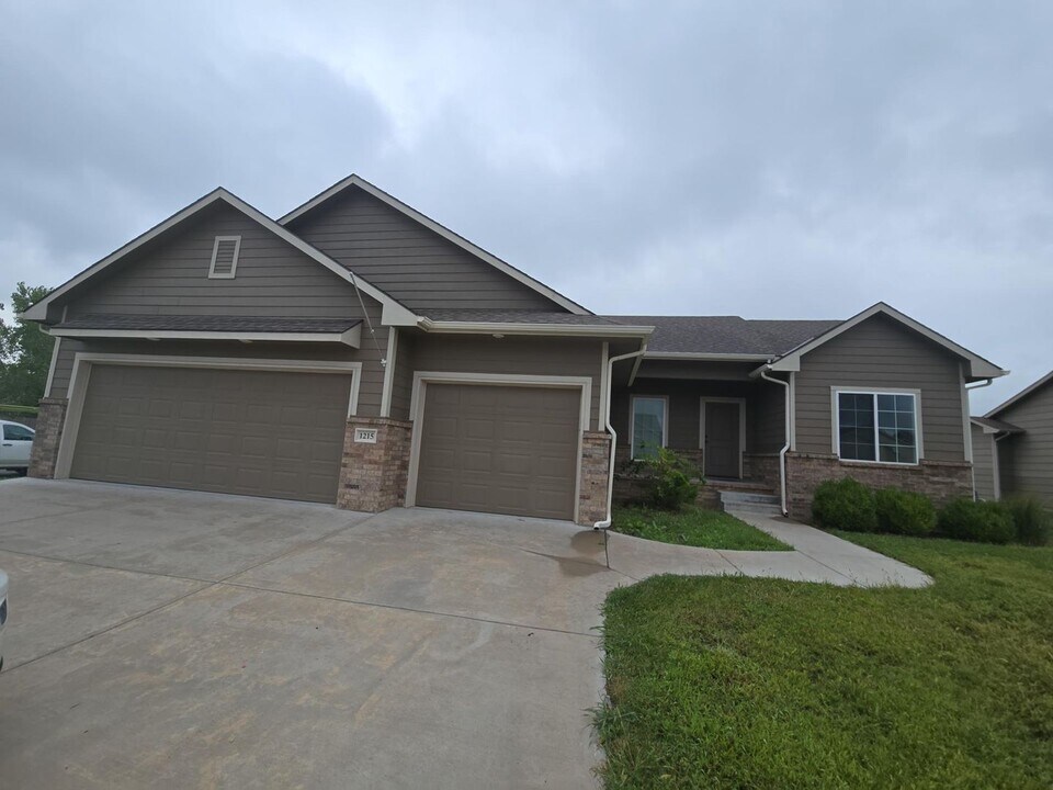 1215 S Horseback Ct in Wichita, KS - Building Photo