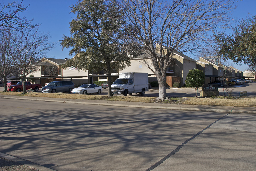 Amesbury Plaza Apartments in Dallas, TX - Foto de edificio