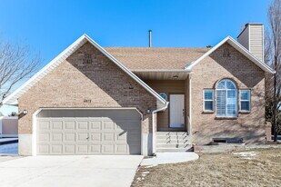 6873 S 3235 W in West Jordan, UT - Building Photo