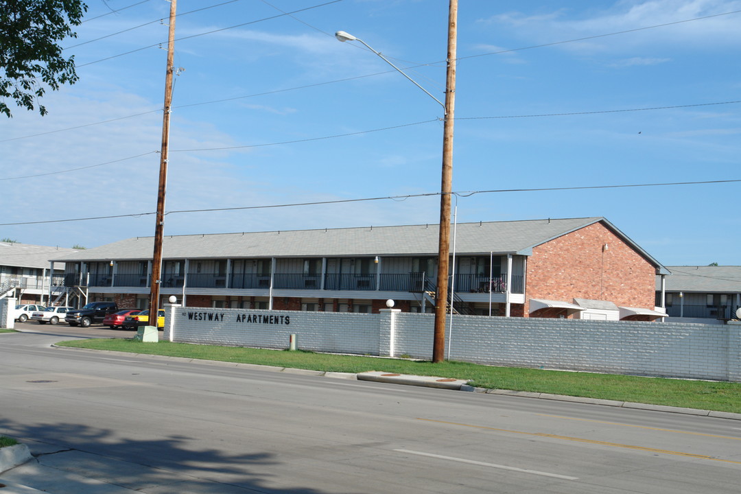 Westway Apartments in Wichita, KS - Building Photo