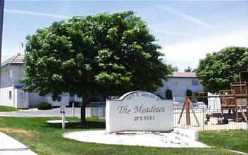 Palmdale Meadows Apartments in Palmdale, CA - Foto de edificio - Building Photo