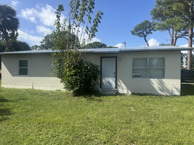 2703 Ave H in Fort Pierce, FL - Building Photo - Building Photo