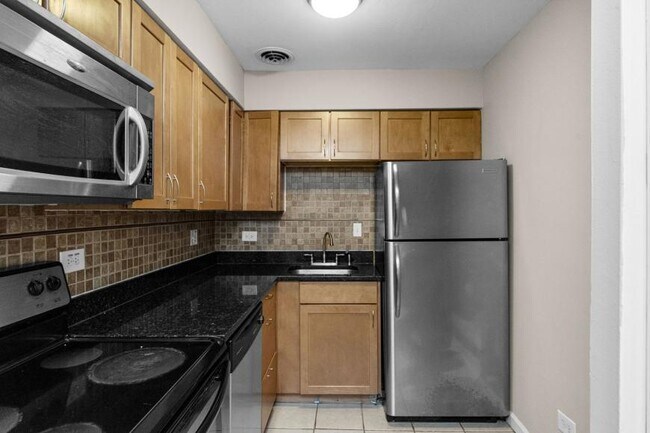 3825 N Pine Grove Ave in Chicago, IL - Building Photo - Building Photo