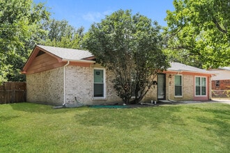 441 NW Jayellen Ave in Burleson, TX - Foto de edificio - Building Photo