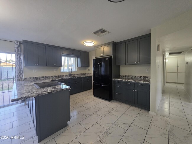 4950 W Stella Ln in Glendale, AZ - Building Photo - Building Photo