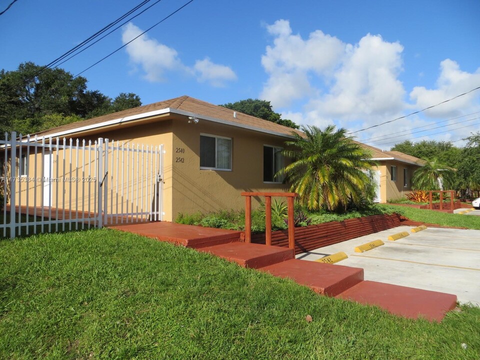 2533 NE 184th Terrace in North Miami Beach, FL - Building Photo