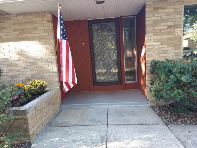 5 Mayfair Ct in Champaign, IL - Foto de edificio - Building Photo