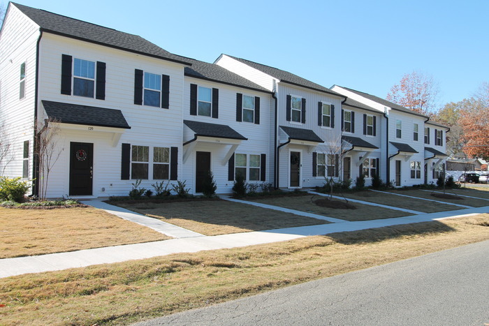 100 S Dorsett St in Oakboro, NC - Building Photo