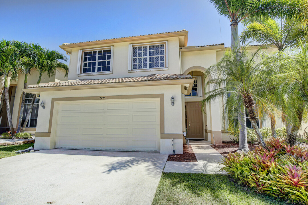 7715 Colony Lake Dr in Boynton Beach, FL - Building Photo