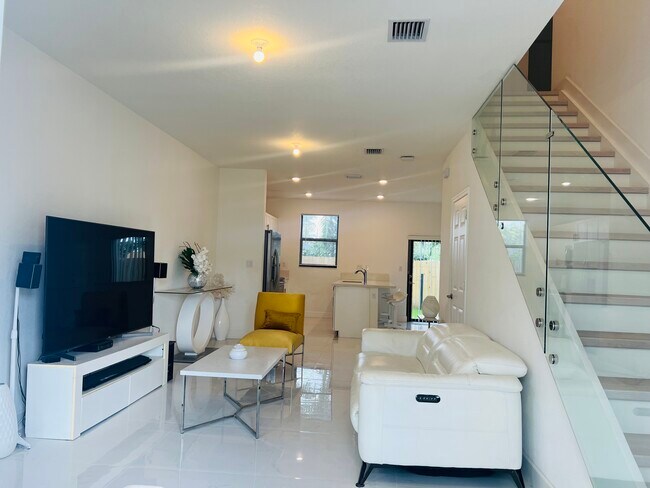 2813 SW 17th Ave in Fort Lauderdale, FL - Foto de edificio - Building Photo