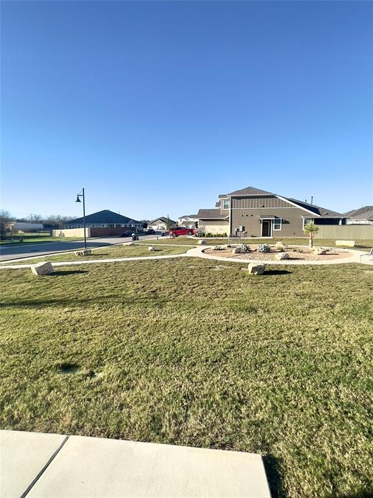 137 Elisha Dr in Liberty Hill, TX - Building Photo