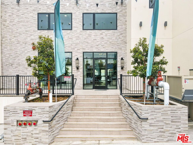 3977 Beverly Blvd in Los Angeles, CA - Foto de edificio - Building Photo