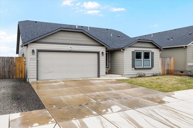 3613 Carnelian St in Medford, OR - Building Photo - Building Photo