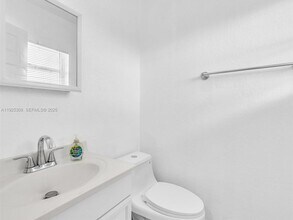 5130 SW 40th Ave in Fort Lauderdale, FL - Building Photo - Building Photo