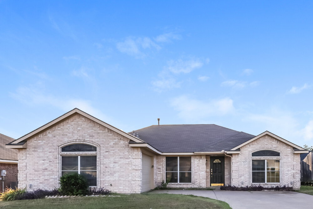 829 Windswept Dr in Cedar Hill, TX - Foto de edificio