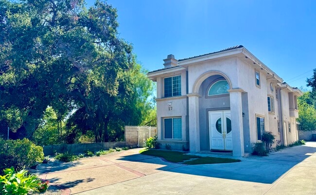 property at 27 Hampton Ct