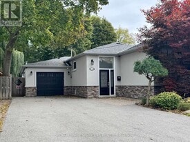 36 Johnson Rd in Aurora, ON - Building Photo