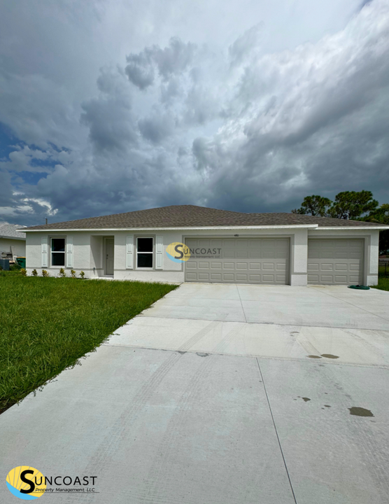 480 Dewhurst St in Port Charlotte, FL - Foto de edificio