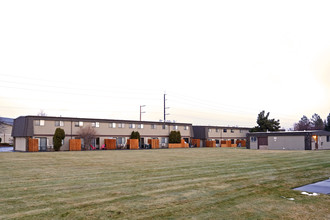 Rim Rock Villa Apartments in Redmond, OR - Building Photo - Building Photo