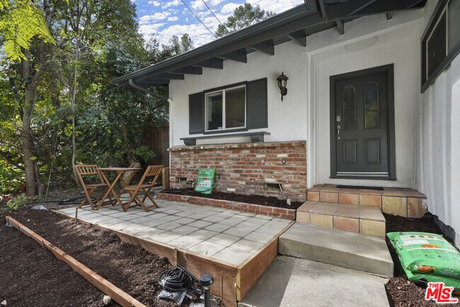 5063 Tendilla Ave in Los Angeles, CA - Building Photo - Building Photo
