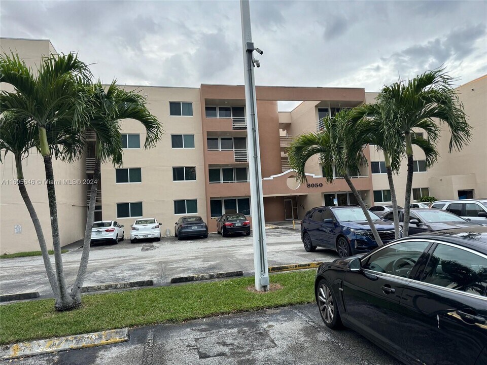 8045 NW 7th St-Unit -2105 in Miami, FL - Building Photo