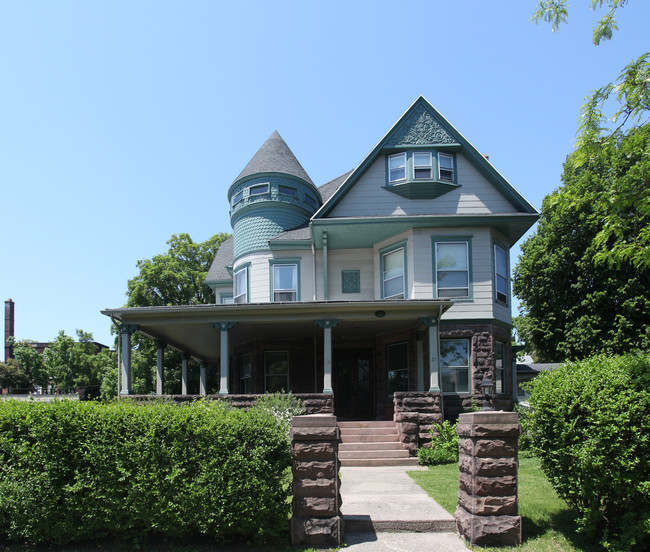 27 S Goodman St in Rochester, NY - Foto de edificio - Building Photo