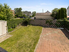 16 Windsor Rd, Unit 1 in Somerville, MA - Foto de edificio - Building Photo