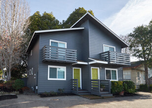 Capitola Townhomes in Santa Cruz, CA - Building Photo - Building Photo