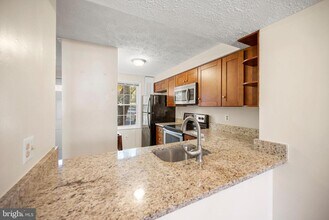 8439 Lazy Creek Ct in Springfield, VA - Building Photo - Building Photo
