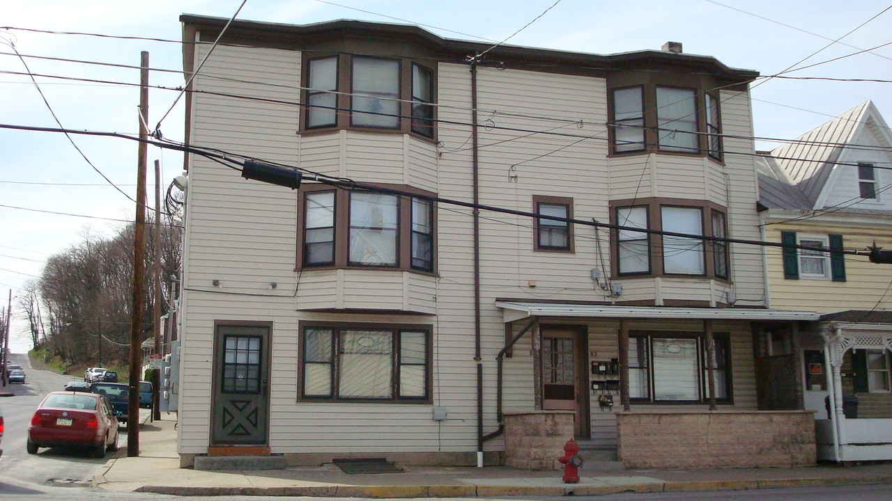 82-84 Hunter St in Tamaqua, PA - Foto de edificio