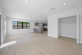 349 NW 40th St in Oakland Park, FL - Building Photo - Building Photo