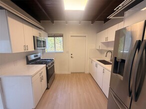 6411 SW 63rd Ct in South Miami, FL - Building Photo - Building Photo