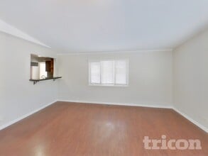 1235 Casa Solana Dr in Wheaton, IL - Building Photo - Building Photo