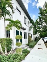 10410 NW 67th St in Doral, FL - Building Photo