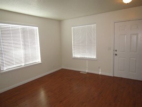 817 Country Club Dr in Stansbury Park, UT - Foto de edificio - Building Photo