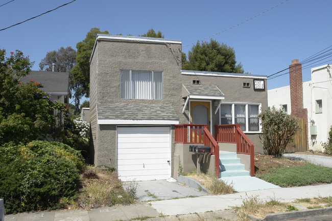 4121 Redding St in Oakland, CA - Foto de edificio - Building Photo