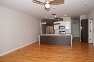 1637 W Grand Ave, Unit 305 in Chicago, IL - Foto de edificio - Building Photo