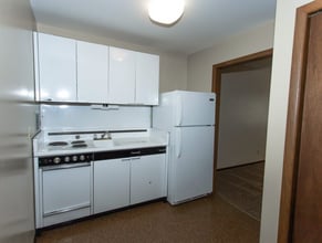 Parkway Apartments in Sioux Falls, SD - Foto de edificio - Building Photo