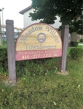 Meadow Village in Milwaukee, WI - Foto de edificio - Building Photo