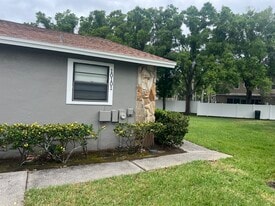 10101 Lake Oak Cir in Tampa, FL - Building Photo