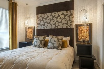 2111 Westheimer Rd in Houston, TX - Building Photo - Building Photo