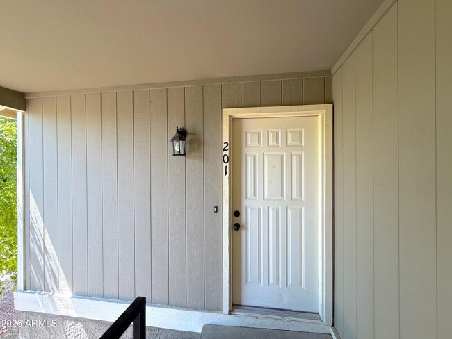 property at 2013 N Hunt Cir