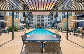 MAA West Austin in Austin, TX - Foto de edificio - Building Photo