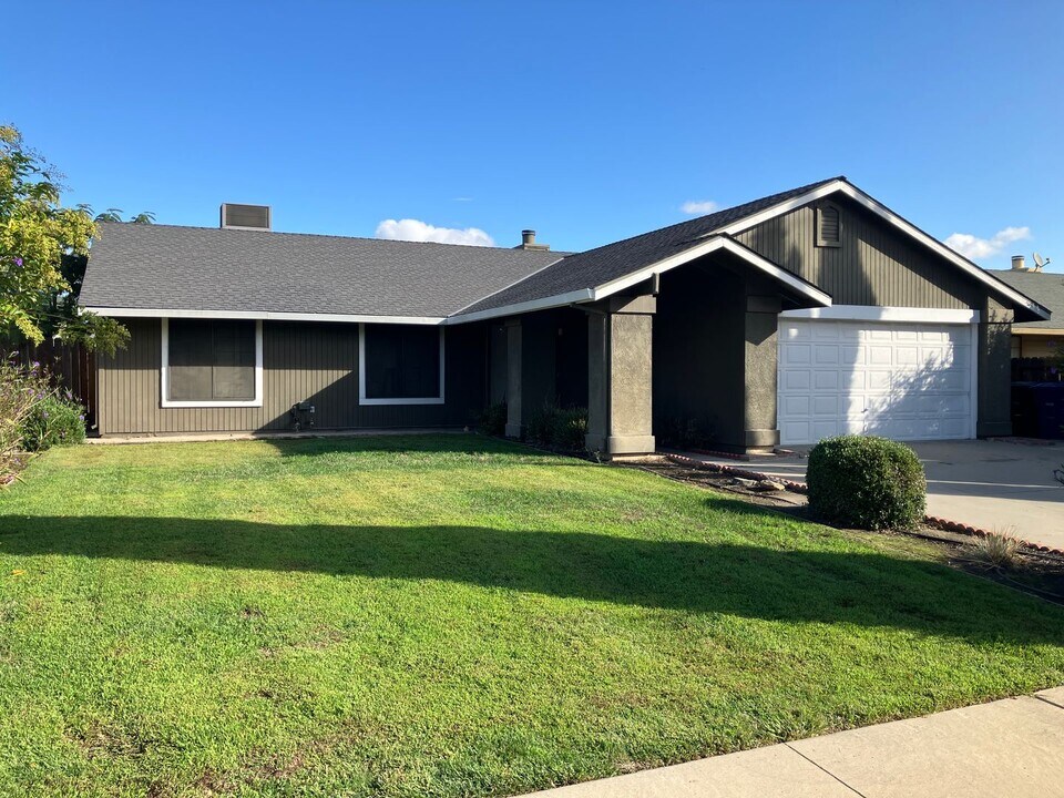 3813 Saguaro Cir in Modesto, CA - Building Photo