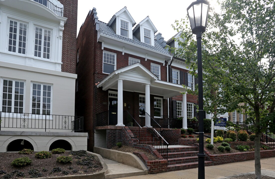 2217 Monument Ave in Richmond, VA - Foto de edificio