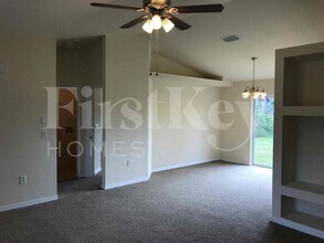 2903 Nadine Ln in Lehigh Acres, FL - Foto de edificio - Building Photo