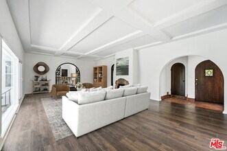 100 N Mansfield Ave in Los Angeles, CA - Building Photo - Building Photo