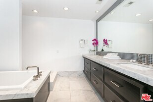 9033 Vista Grande St in West Hollywood, CA - Building Photo